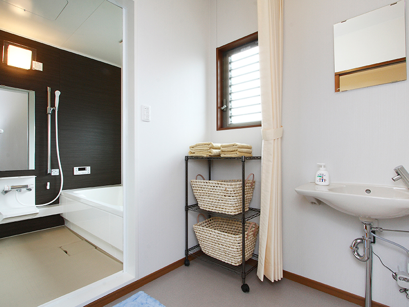 洗面・浴室完備、控室にて宿泊も可能です